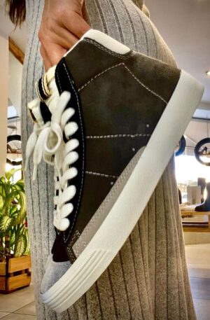 Botín deportivo negro