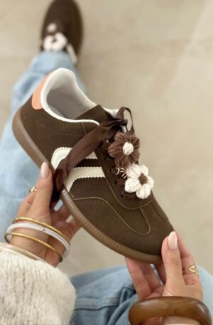 Zapatilla detalle flores cordones