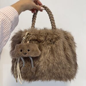 Bolso peluche con llavero